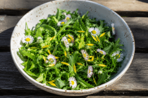 Een fris groene salade met madeliefjes