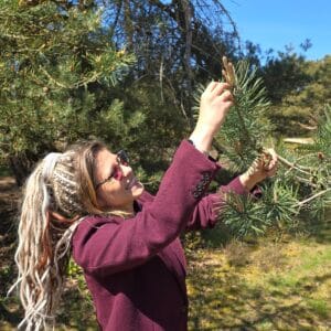 Naomi van My Amazing Finds tijdens het wildplukken